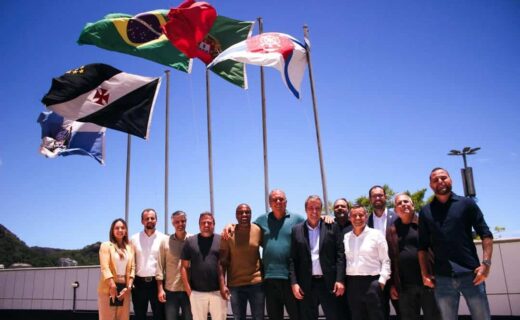 Bandeiras do Vasco em reunião ao ar livre.
