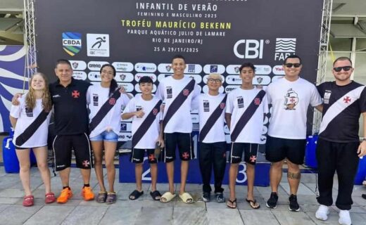 Grupo de pessoas com uniforme do Vasco na cerimônia de award.