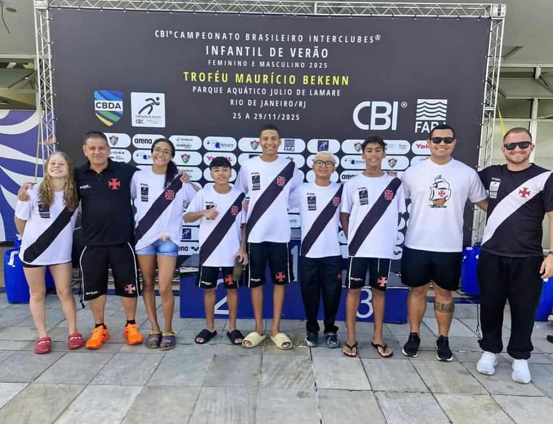 Grupo de pessoas com uniforme do Vasco na cerimônia de award.