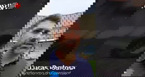 Torcedor do Vasco fala ao microfone em estádio lotado, durante evento ou entrevista, com fundo visível do estádio vazio ou parcialmente lotado, evidenciando a paixão pelo clube.