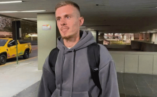 Jogador com mochila em local urbano.