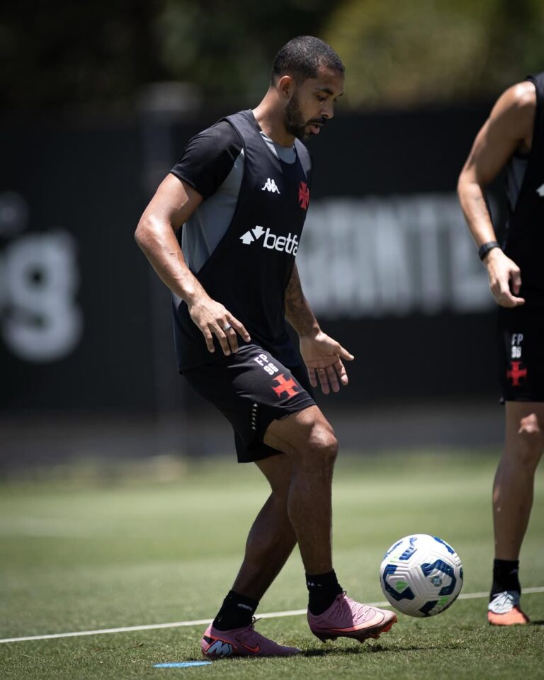 Atleta do Vasco durante treinamento, vestido com uniforme preto e calçados rosa.