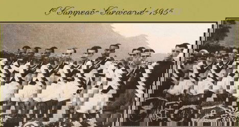 Time de futebol do Vasco em 1945, com jogadores uniformizados de branco e preto, posando de frente em campo.