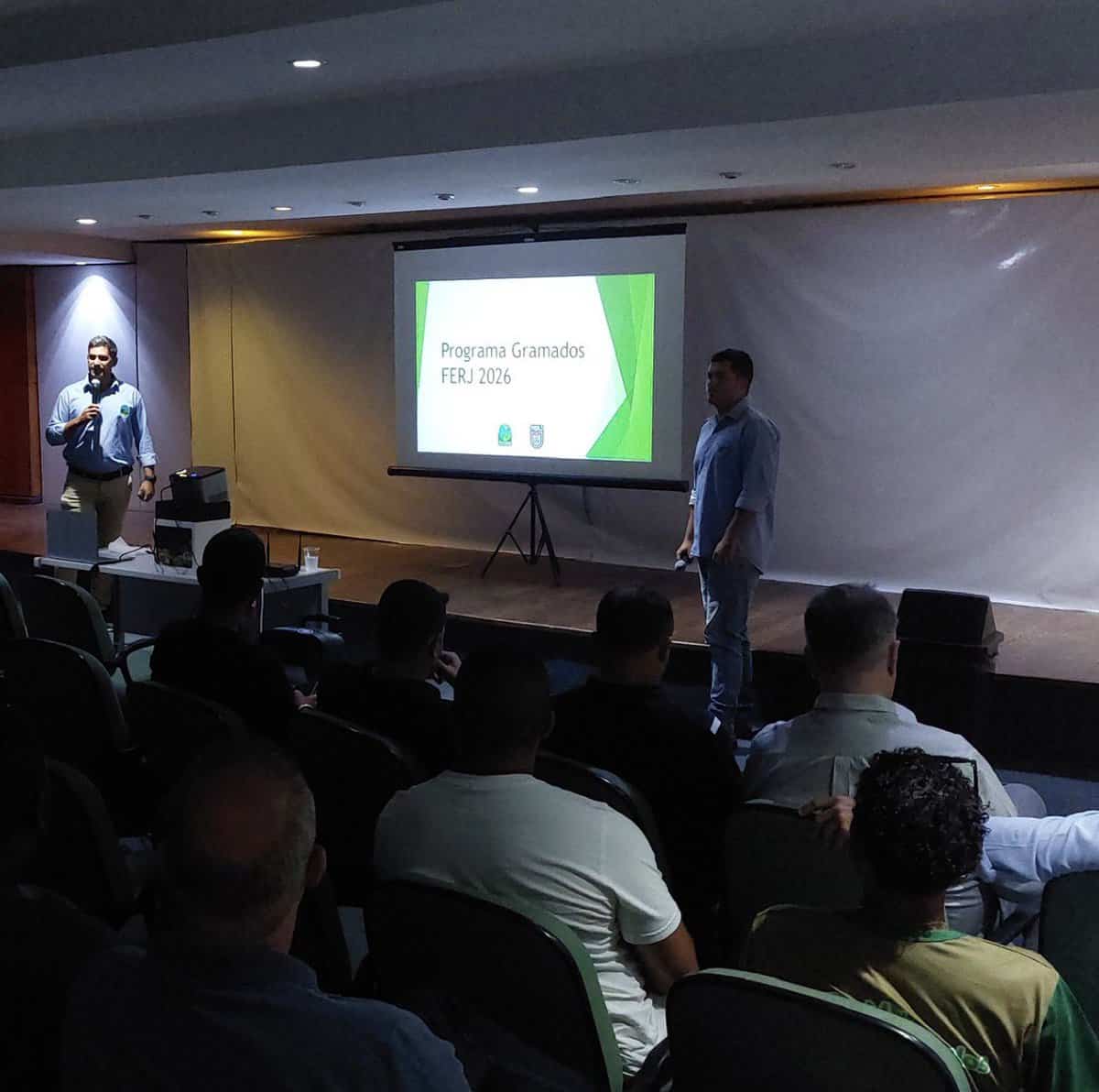 Orador apresentando na sala de reunião.