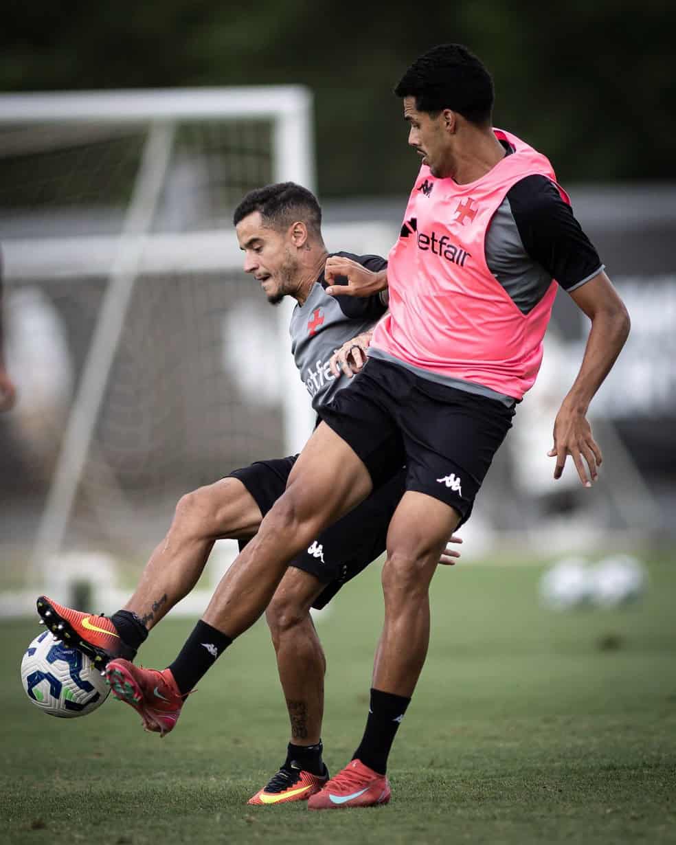 Atletas em ação durante treino no campo.