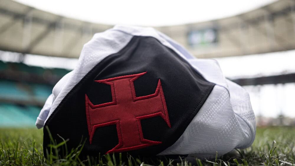 Vaso do Vasco na grama do estádio.
