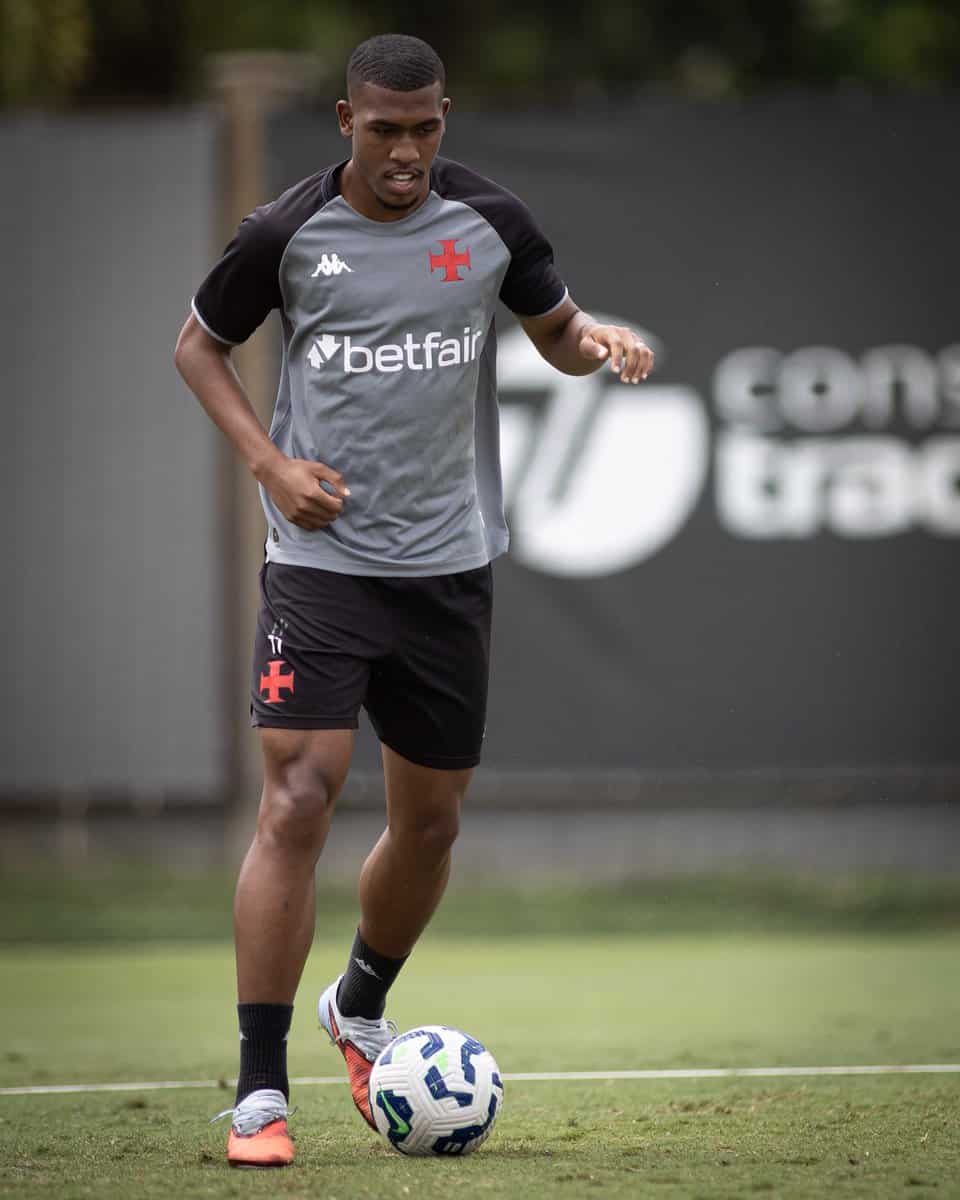 Atleta do Vasco em ação durante treino.