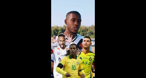 Jogador do Vasco com camisa amarela, número 10, celebra vitória em campo.