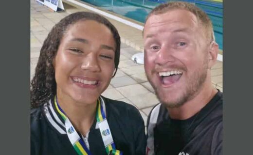 Nadadores do Vasco comemorando vitória na piscina.