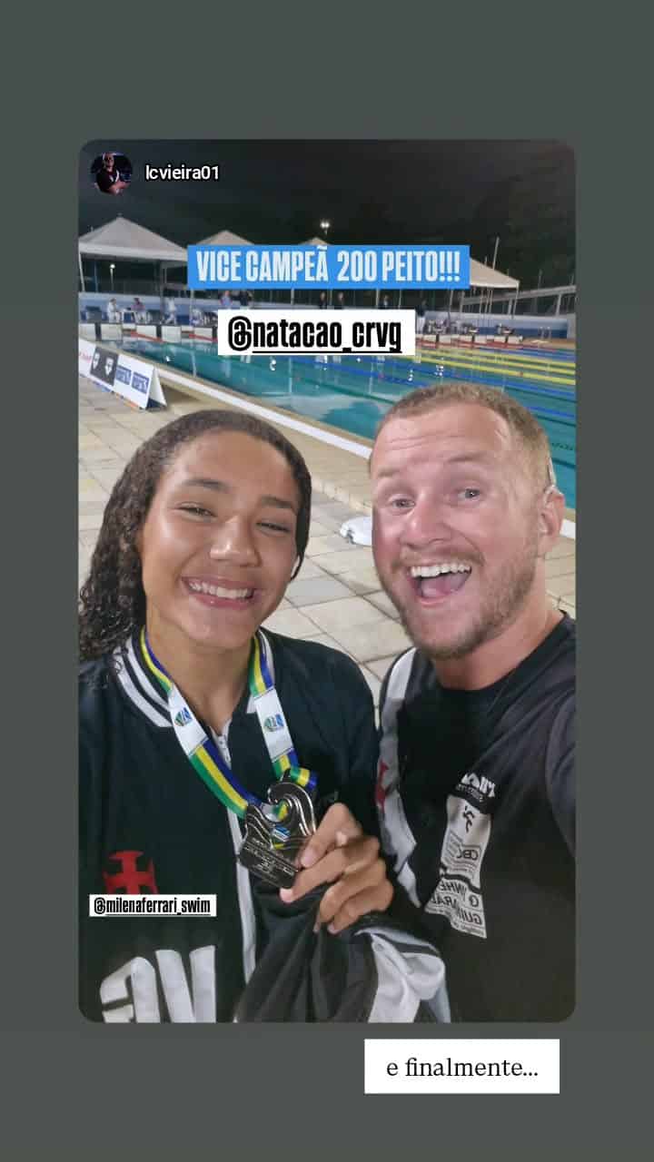 Nadadores do Vasco comemorando vitória na piscina.
