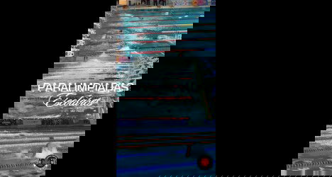 Imagem de atletas na piscina participando de uma competição de natação paralímpica, com boias e marcas de linhas de prova ao fundo, promovendo inclusão e esporte para pessoas com deficiência.