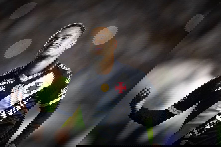 Atleta do Vasco comemorando gol.