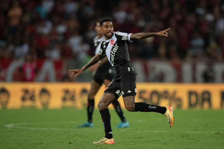 Jogador do Vasco comemorando durante jogo no estádio.