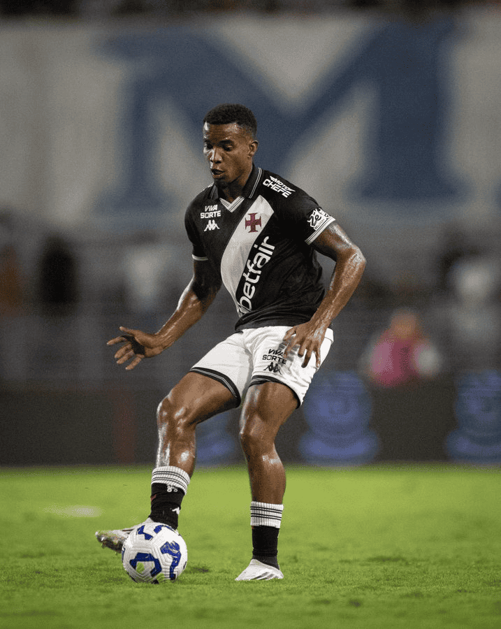 Atleta em ação com a bola.