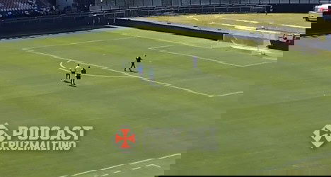 Jogadores treinando no campo de futebol.