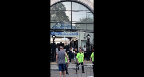 Futebol do Vasco na entrada do estádio, com torcedores e seguranças próximos à porta.
