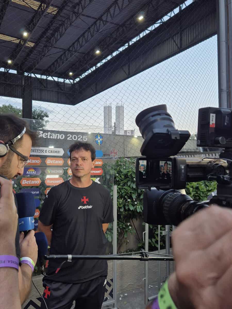 Profissional de futebol em entrevista à imprensa no estádio.