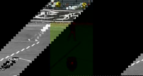 Treinador no campo do Vasco, planejando jogo.