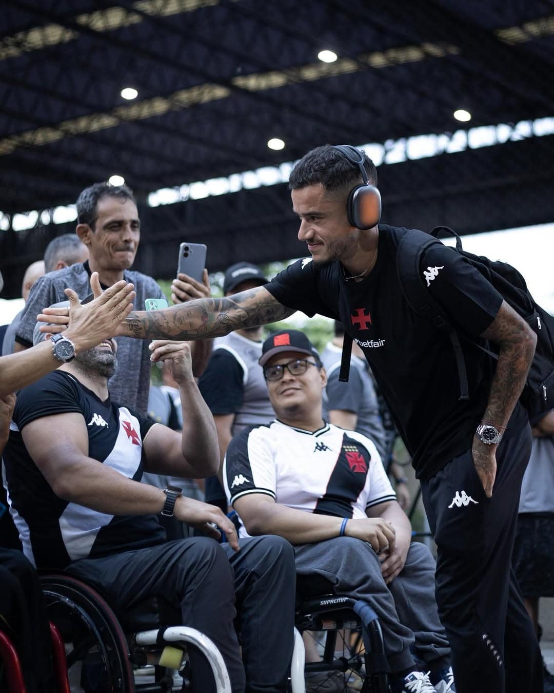 Joystick e camiseta do Vasco em destaque na imagem.