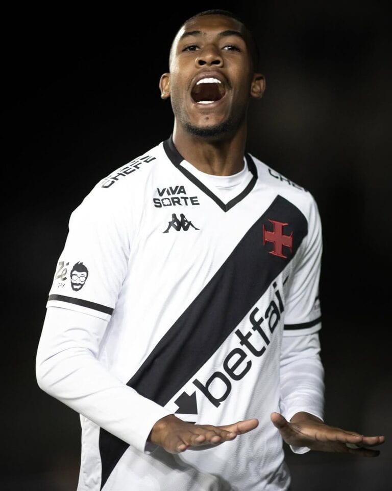 Atleta do Vasco comemorando gol com uniforme oficial.