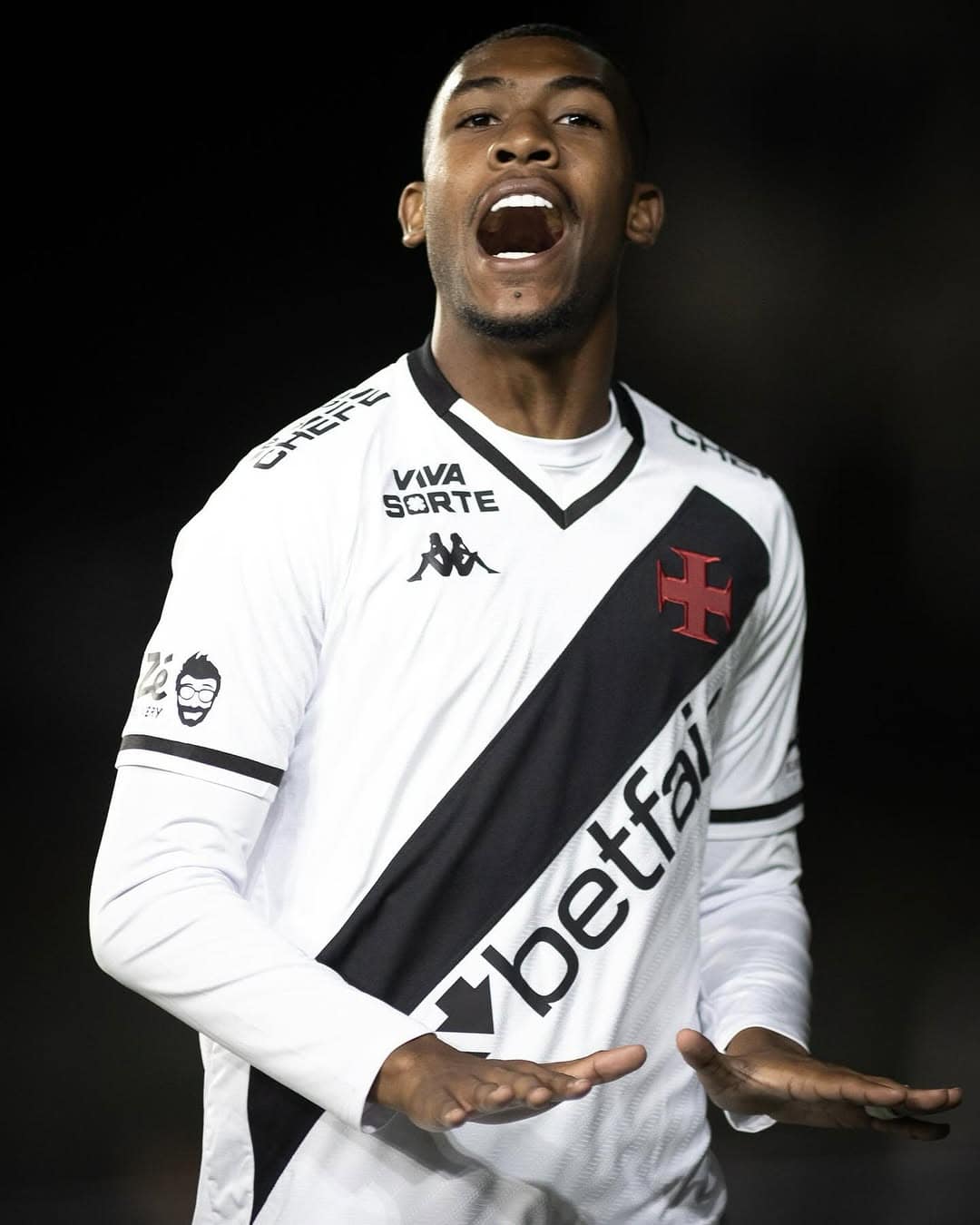 Atleta do Vasco comemorando gol com uniforme oficial.