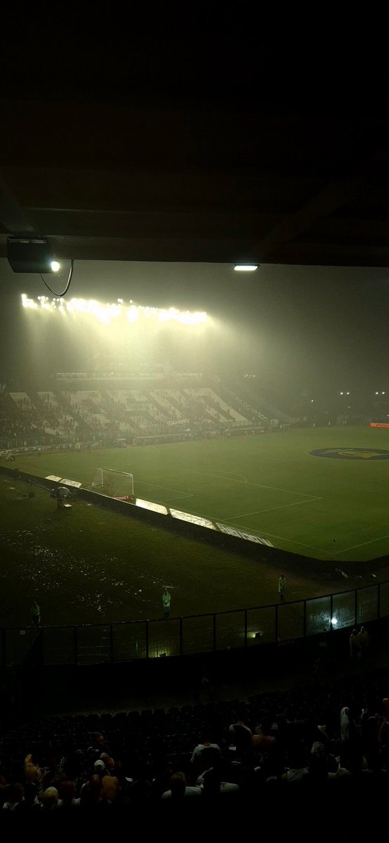Estádio do Vasco em dia de jogo sob chuva forte.