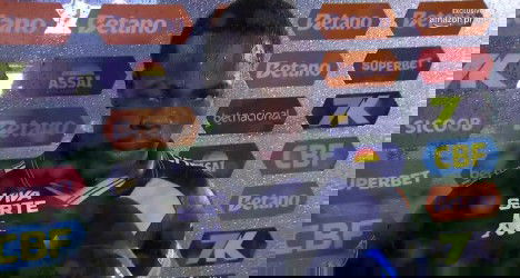 Atleta do Vasco durante entrevista para a imprensa, com fundo de patrocinadores e clima de pós-jogo, demonstrando foco e determinação.