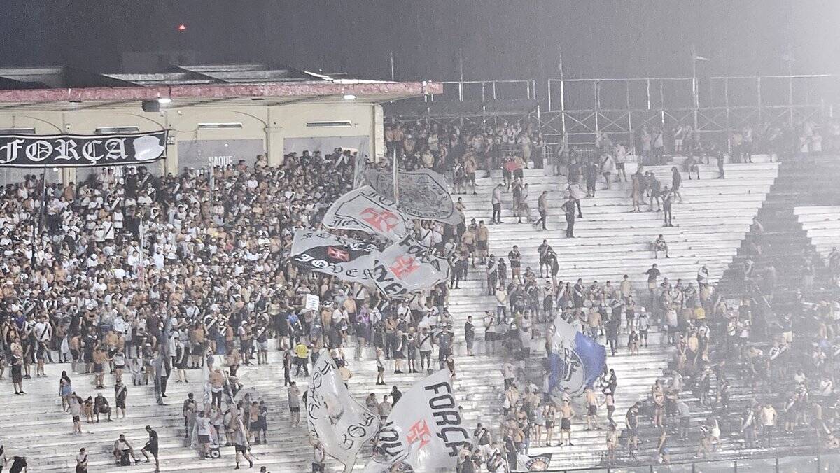 Torcida do Vasco segurando bandeiras.