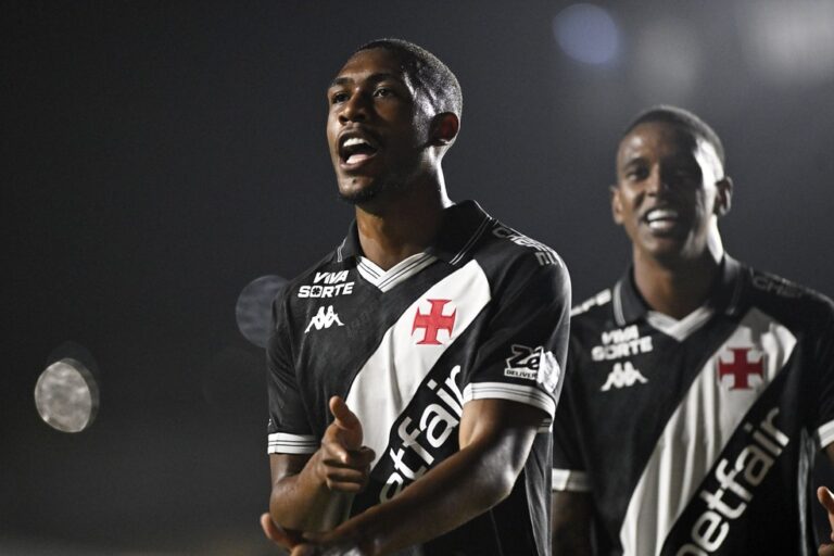 Jogadores do Vasco comemoram na partida.