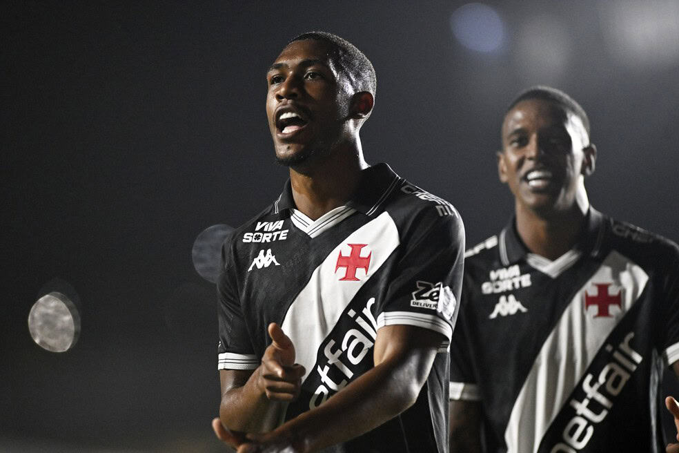 Jogadores do Vasco comemoram na partida.
