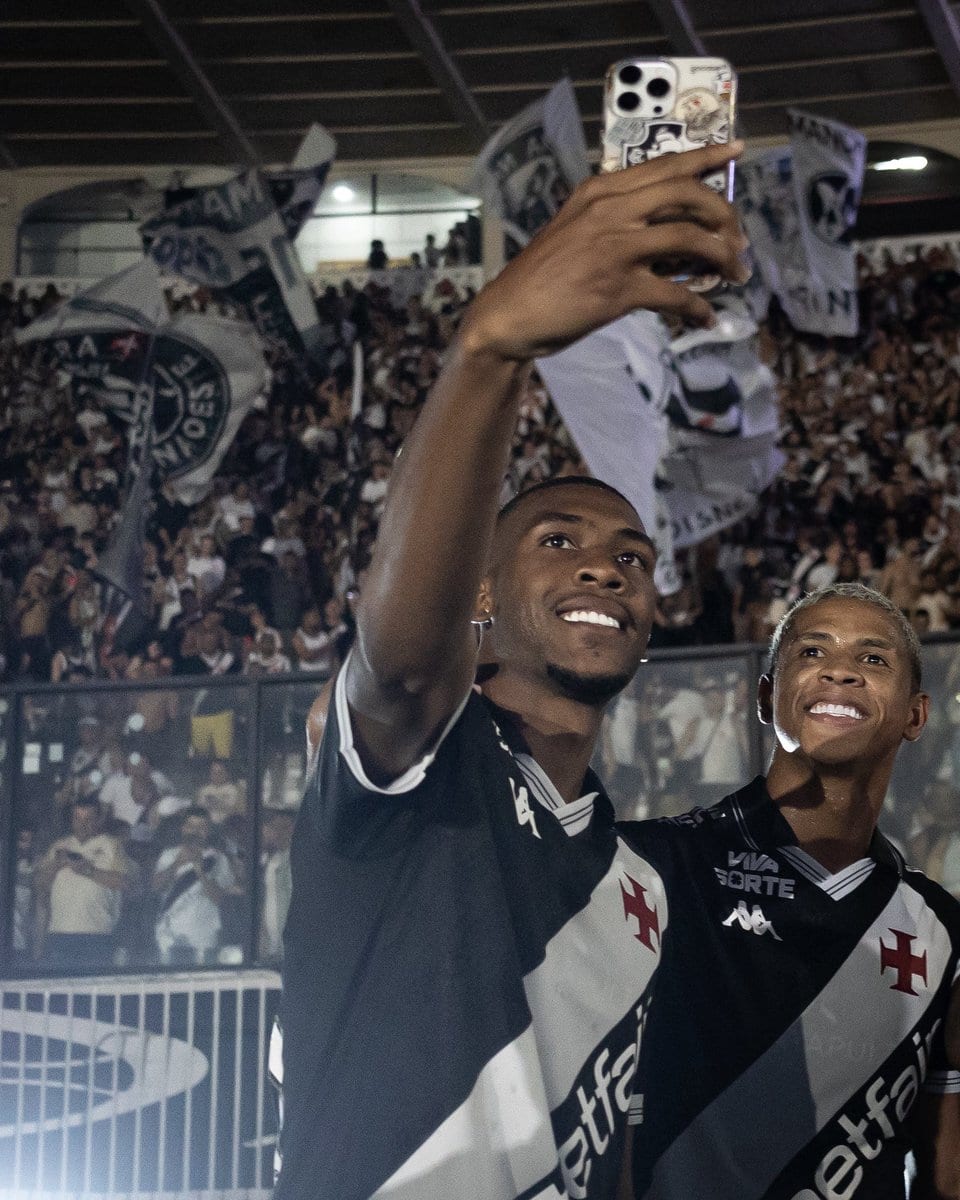 Vasco, jogadores e torcida comemorando no estádio.