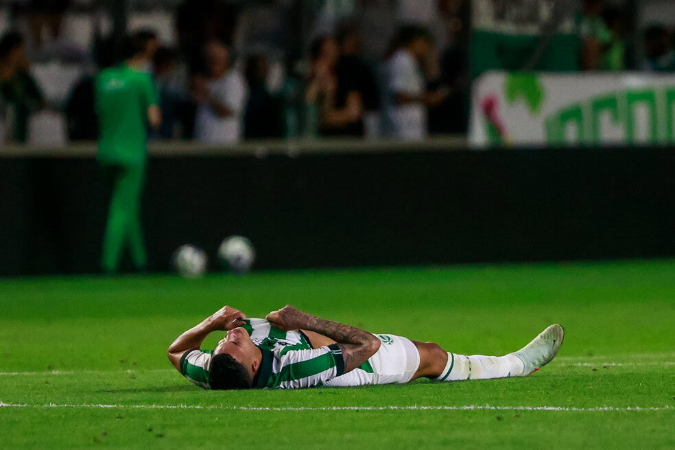 Jogador do Vasco deitado no campo após lesão.