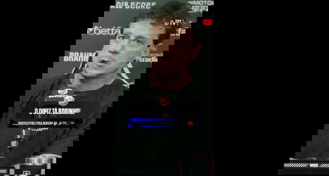 Boninho em entrevista falando ao microfone durante coletiva.