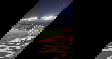 Jogadores do Vasco comemorando gol no estádio sob luzes fortes.