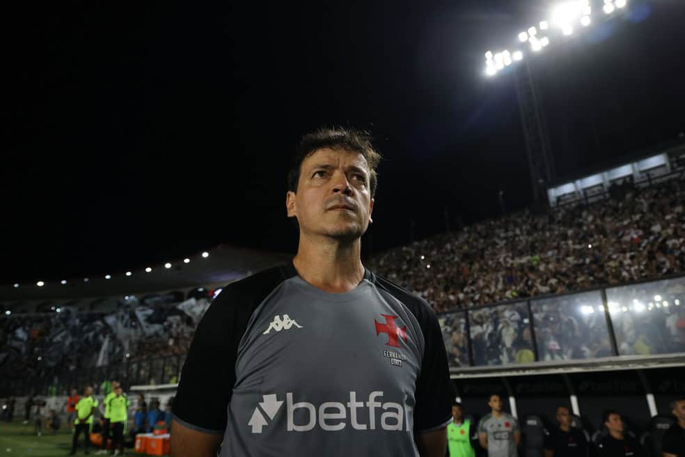 Jogador do Vasco em campo no estádio.