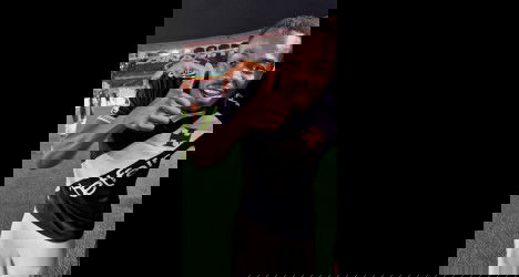 Jogador do Vasco sorrindo e comemorando na torcida.