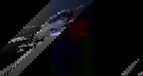 Jogador do Vasco em campo, olhar concentrado.