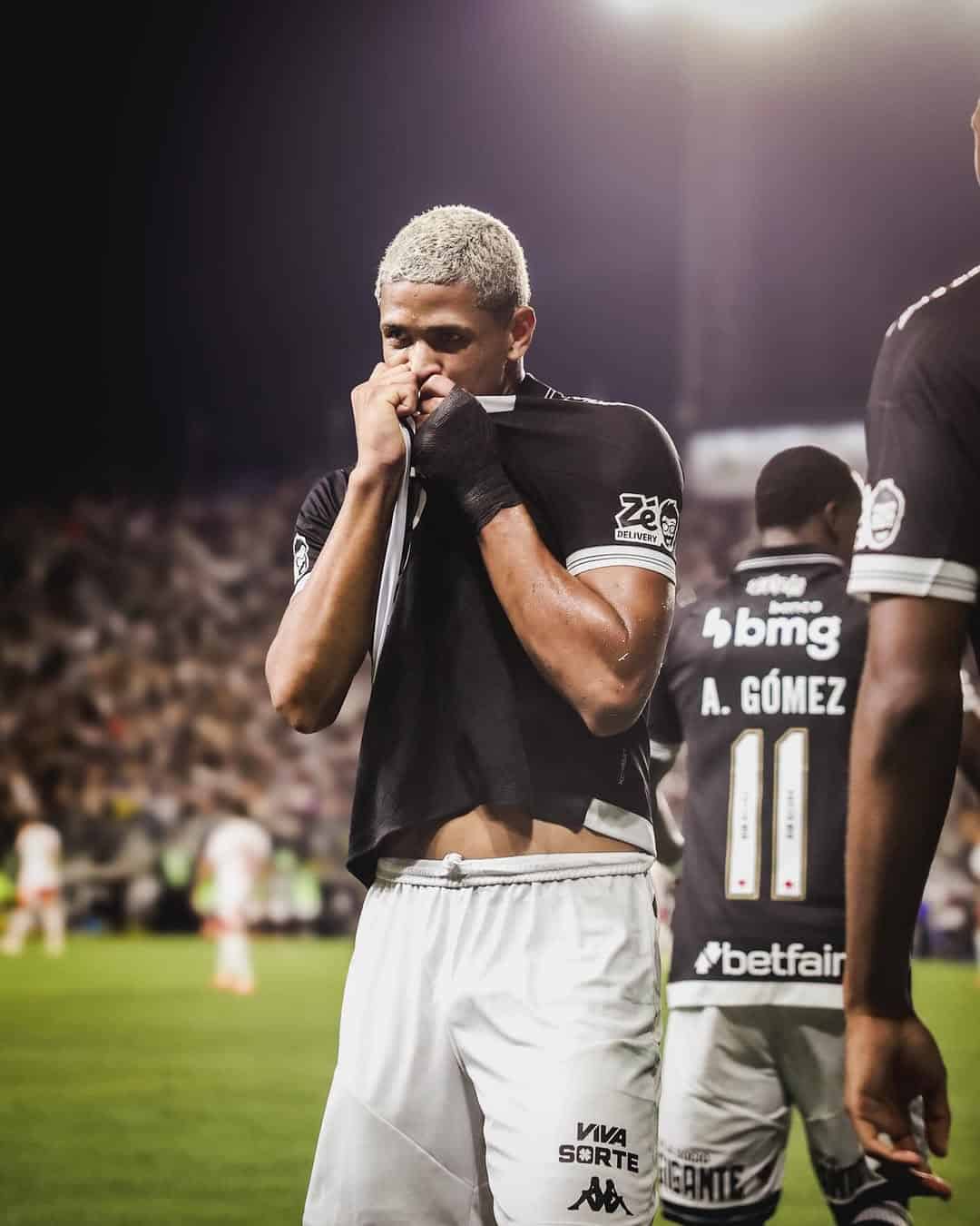 Jogador do Vasco segurando a camisa no boca.