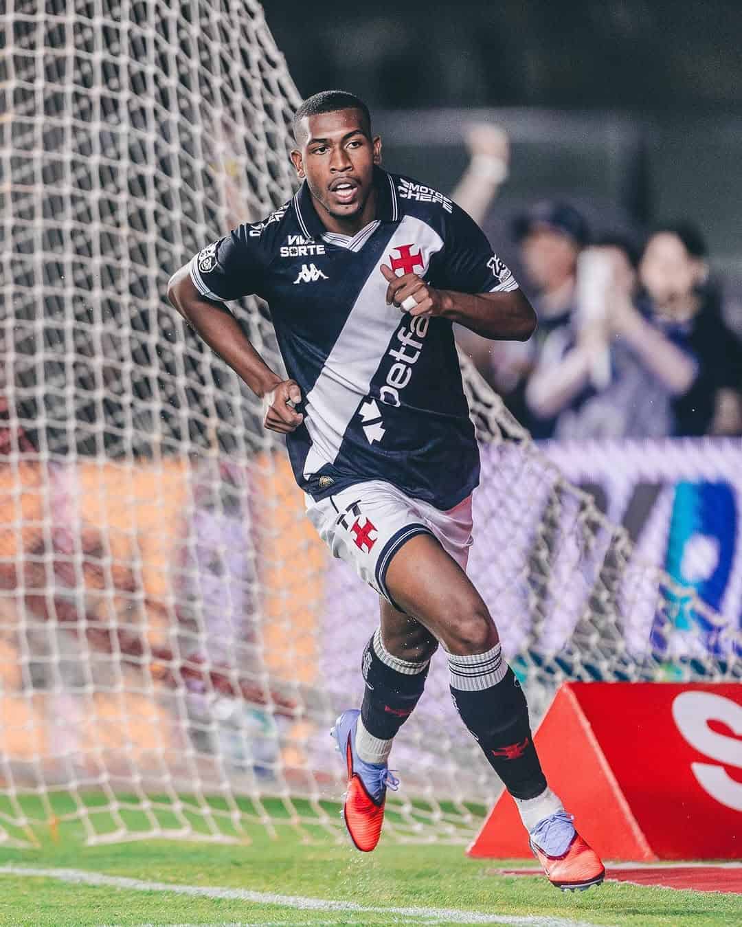 Jogador do Vasco em movimento na jogada.