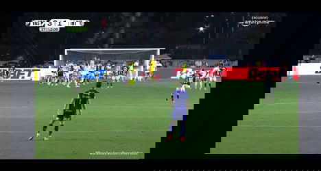 Atletas do Vasco e adversários na cobrança de escanteio no jogo contra o Internacional.