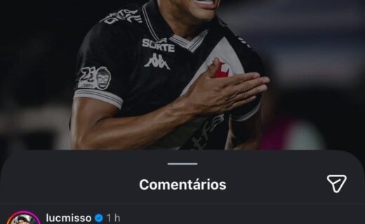 Goleiro do Vasco comemorando, expressando emoção e orgulho com uniforme oficial do clube.