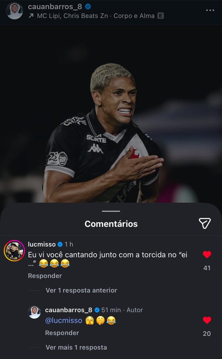 Goleiro do Vasco comemorando, expressando emoção e orgulho com uniforme oficial do clube.