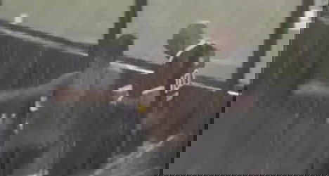 Atleta do Vasco recebendo orientações na chuva.