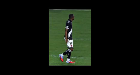 Jogador do Vasco em ação durante jogo.