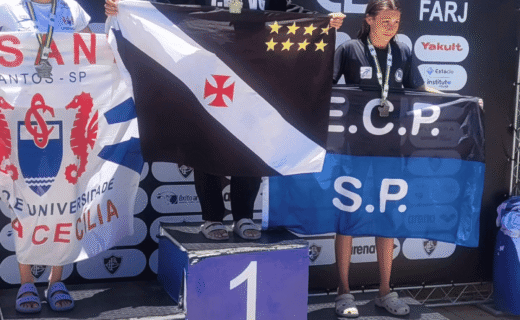 2. Alt: Atletas femininas com medalhas, na cerimônia de premiação.