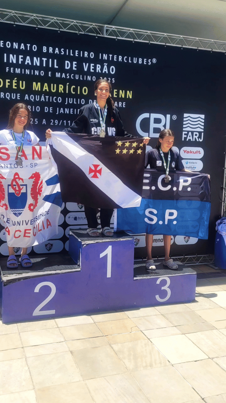 2. Alt: Atletas femininas com medalhas, na cerimônia de premiação.