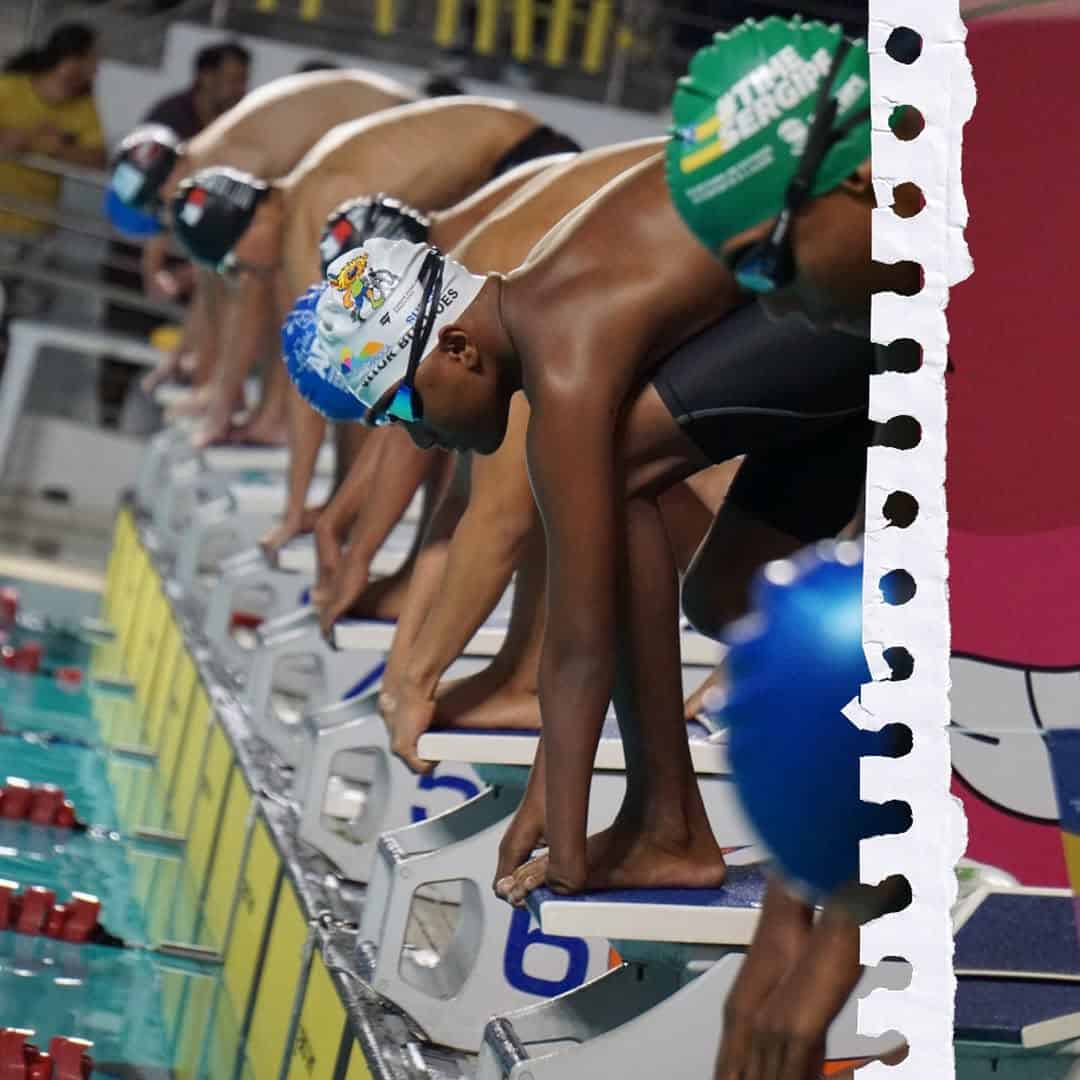 Atletas do Vasco prontos para largada na piscina.