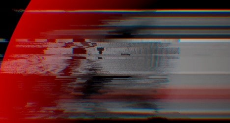 Imagem com efeito de distorção digital, mostrando uma torcida vibrante do Vasco no estádio, com destaque para a paixão e energia do torcedor vascaíno.