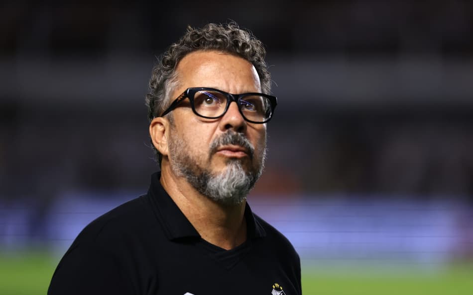 Treinador do Vasco Alves usando óculos escuros preto.