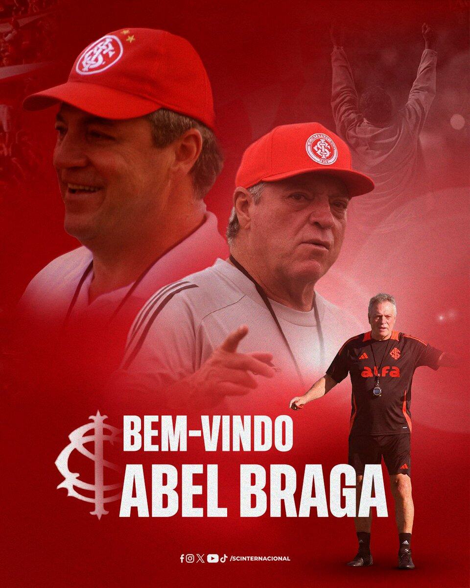 Treinador do Vasco com boné vermelho e camiseta preta, mostrando liderança.